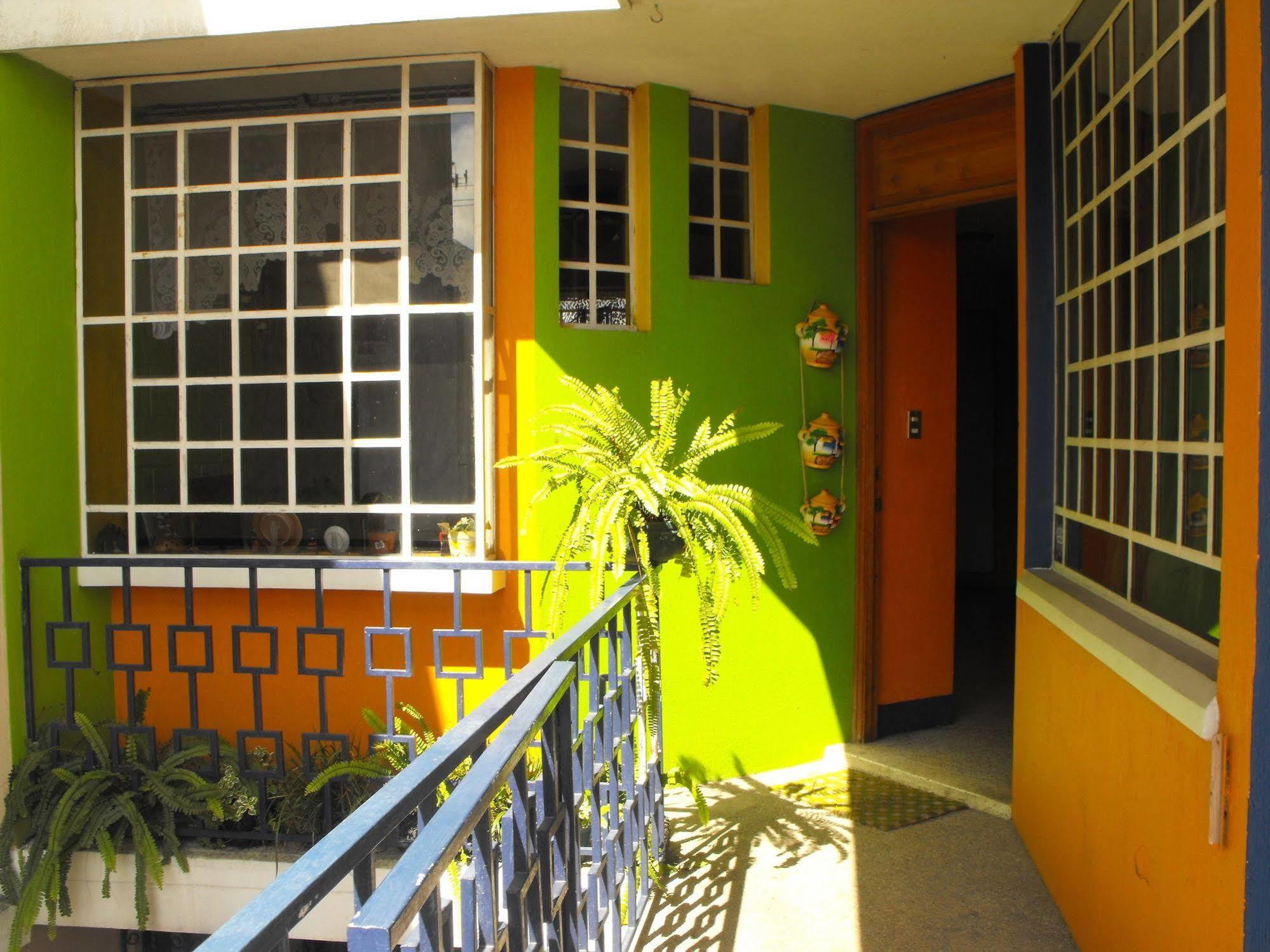 Hostal Guatefriends Guatemala City Exterior foto